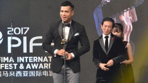 Dao dien Duong Quy Le trao giai cho Truong The Vinh tai LHP chau A hinh anh