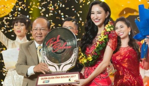 A hau Ha Thu dang quang Tinh Bolero phien ban nghe si 2017 hinh anh