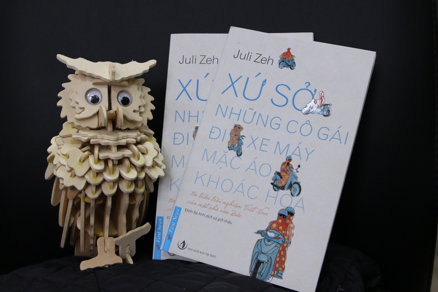 Xu so nhung co gai di xe may mac ao khoac hoa anh 1