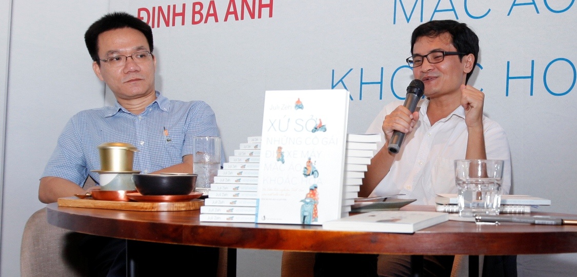 Xu so nhung co gai di xe may mac ao khoac hoa anh 2