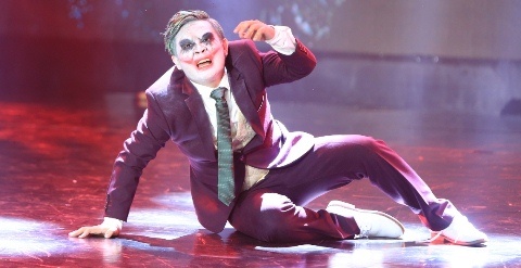 'Than dong be Chau' bi Kim Tu Long che khi dien ao thuat dam qua nguoi hinh anh