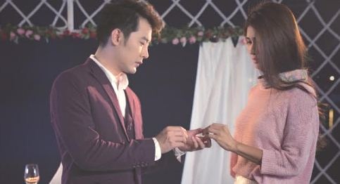 Khoi Tran cau hon Kim Tuyen trong MV moi hinh anh