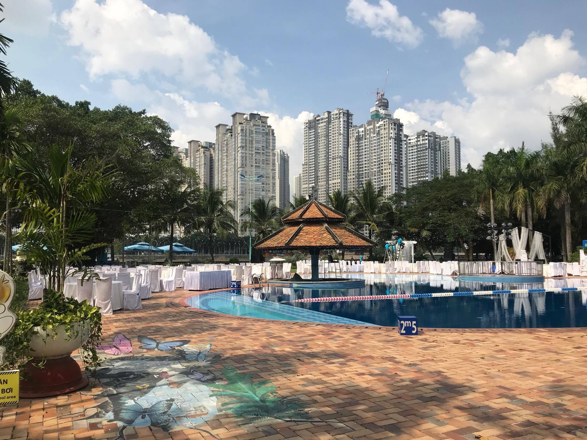 Khong gian tiec cuoi ben ho boi cua Khoi My va Kevin Khanh hinh anh