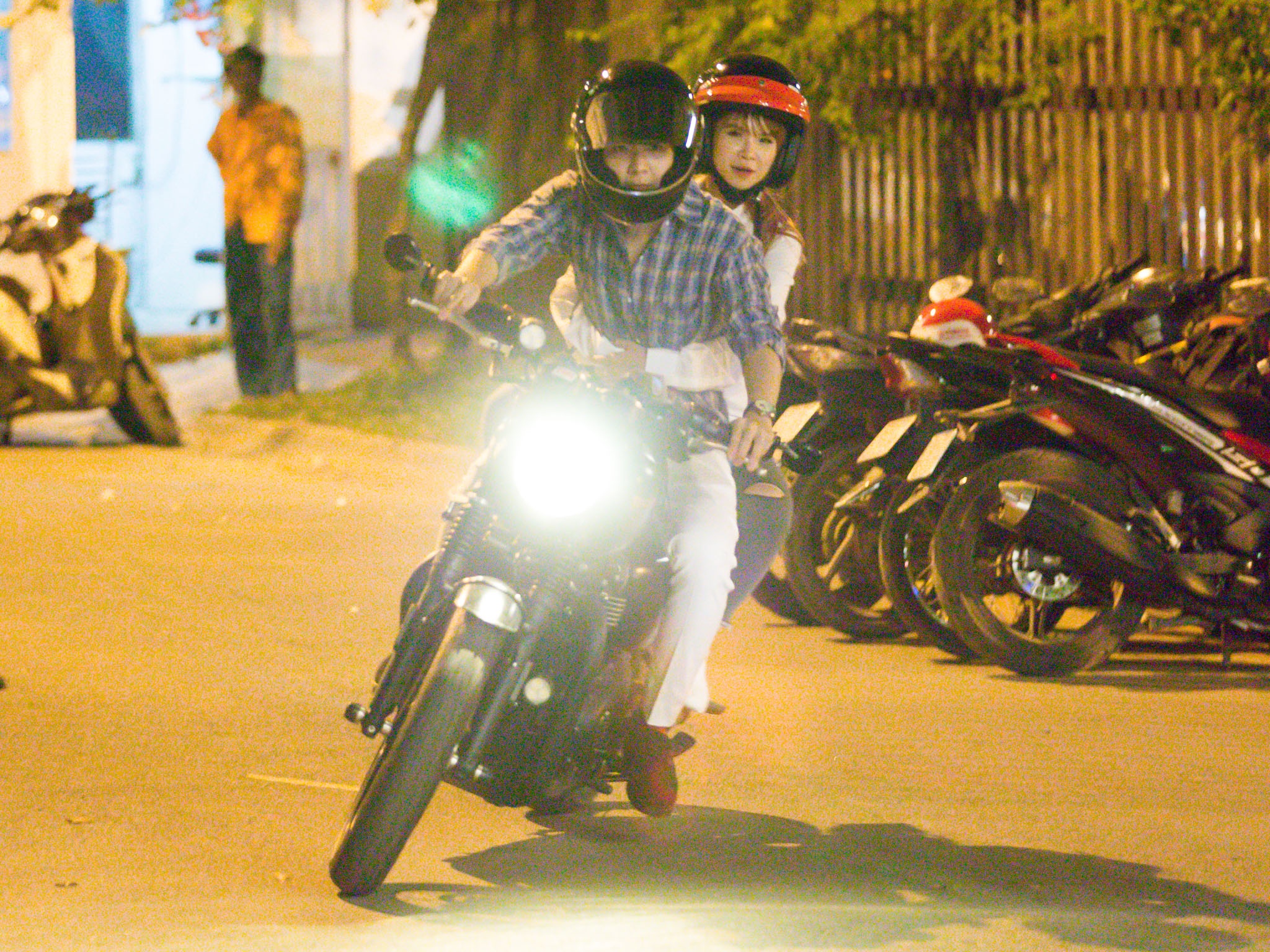 Kelvin Khanh cho Khoi My ve nha bang mo to anh 7