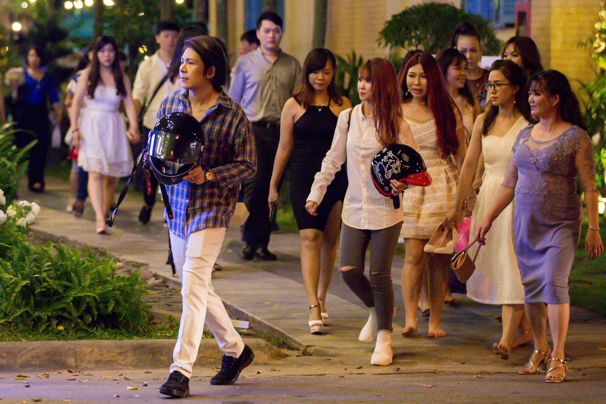 Kelvin Khanh cho Khoi My ve nha bang mo to anh 2