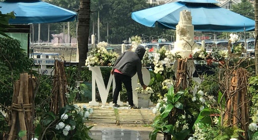 Khong gian tiec cuoi trong biet thu sang trong cua Khoi My hinh anh