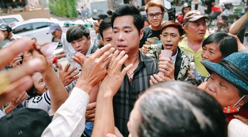 Nguoi dan khoc loc, chen lan de nhan gao, tien o biet thu cua Ngoc Son hinh anh