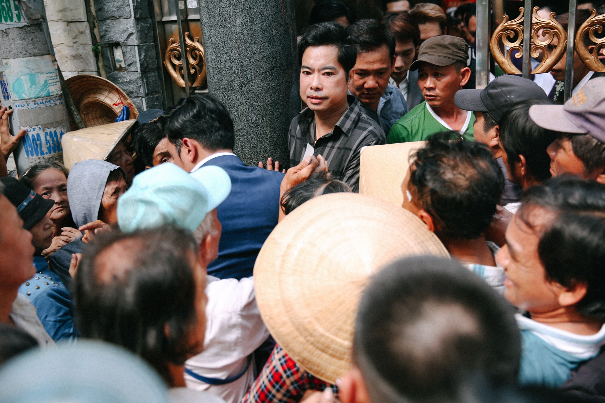 người dân chen lấn ở biệt thự Ngọc Sơn ảnh 1 nguoi dan chen lan o biet thu Ngoc Son anh 1