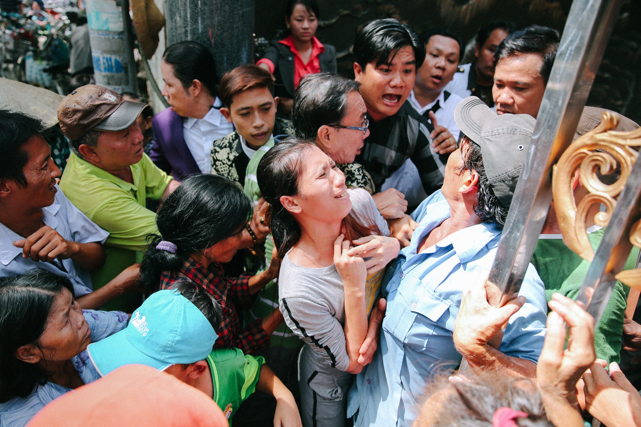 người dân chen lấn ở biệt thự Ngọc Sơn ảnh 3 nguoi dan chen lan o biet thu Ngoc Son anh 3