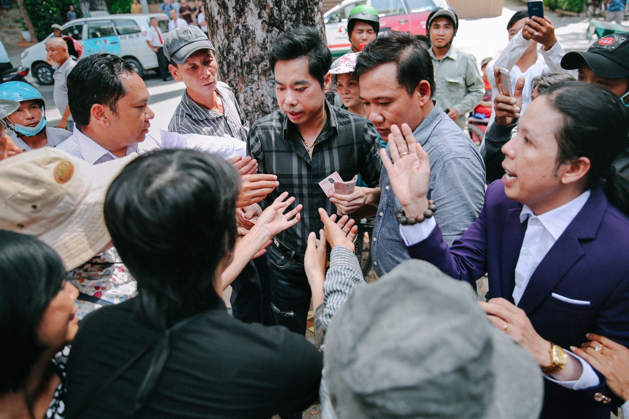 người dân chen lấn ở biệt thự Ngọc Sơn ảnh 4 nguoi dan chen lan o biet thu Ngoc Son anh 4