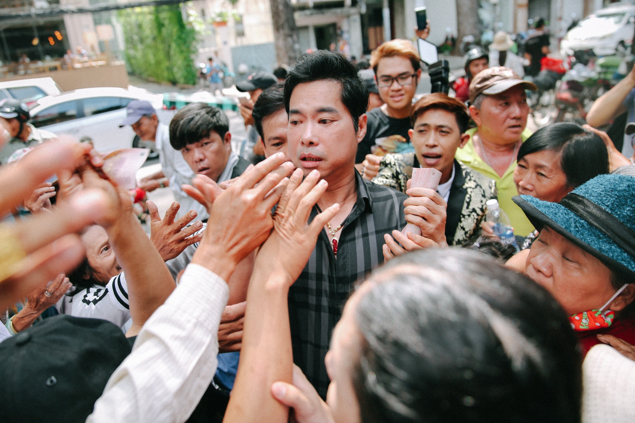 người dân chen lấn ở biệt thự Ngọc Sơn ảnh 5 nguoi dan chen lan o biet thu Ngoc Son anh 5