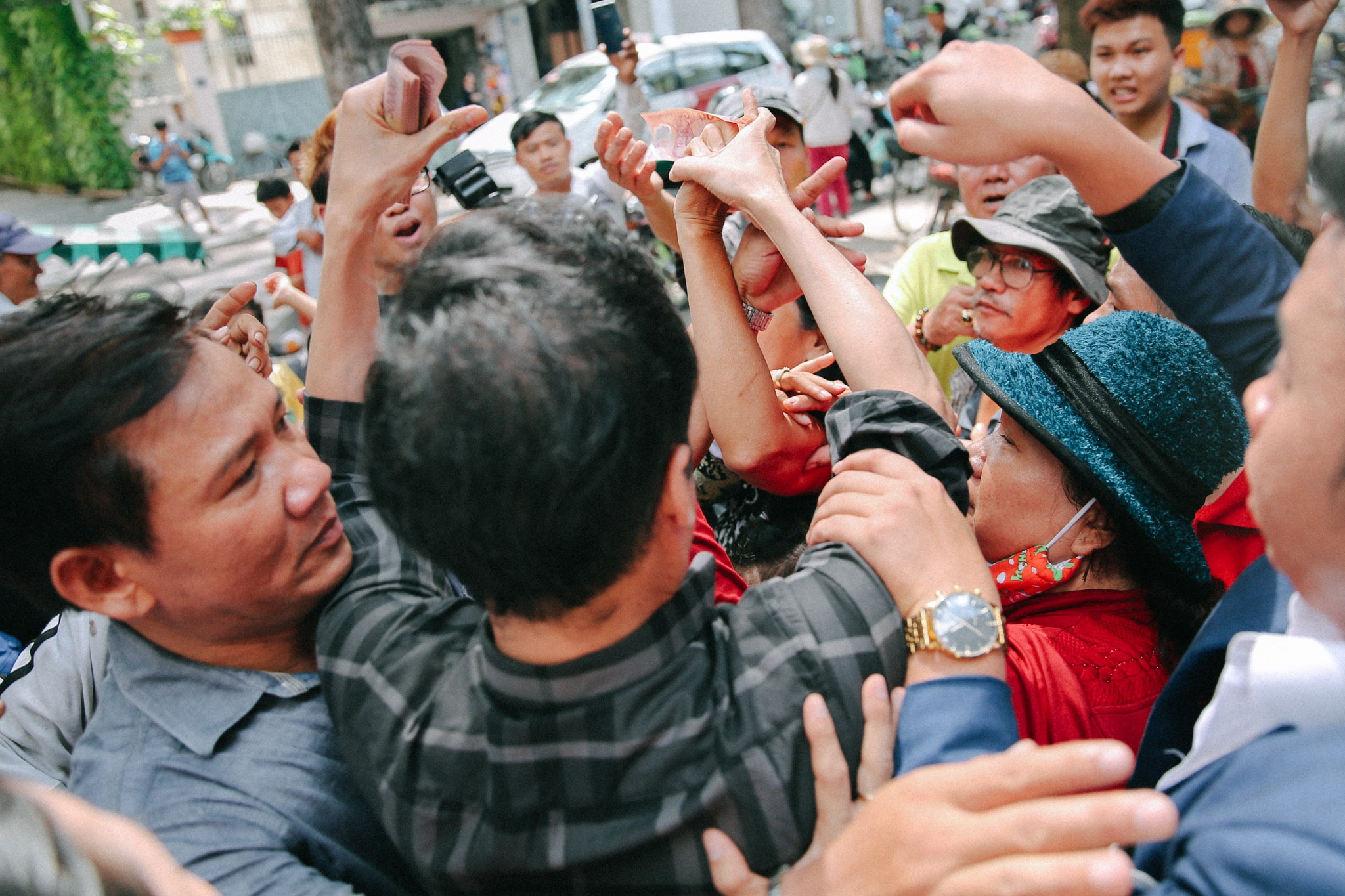 người dân chen lấn ở biệt thự Ngọc Sơn ảnh 6 nguoi dan chen lan o biet thu Ngoc Son anh 6