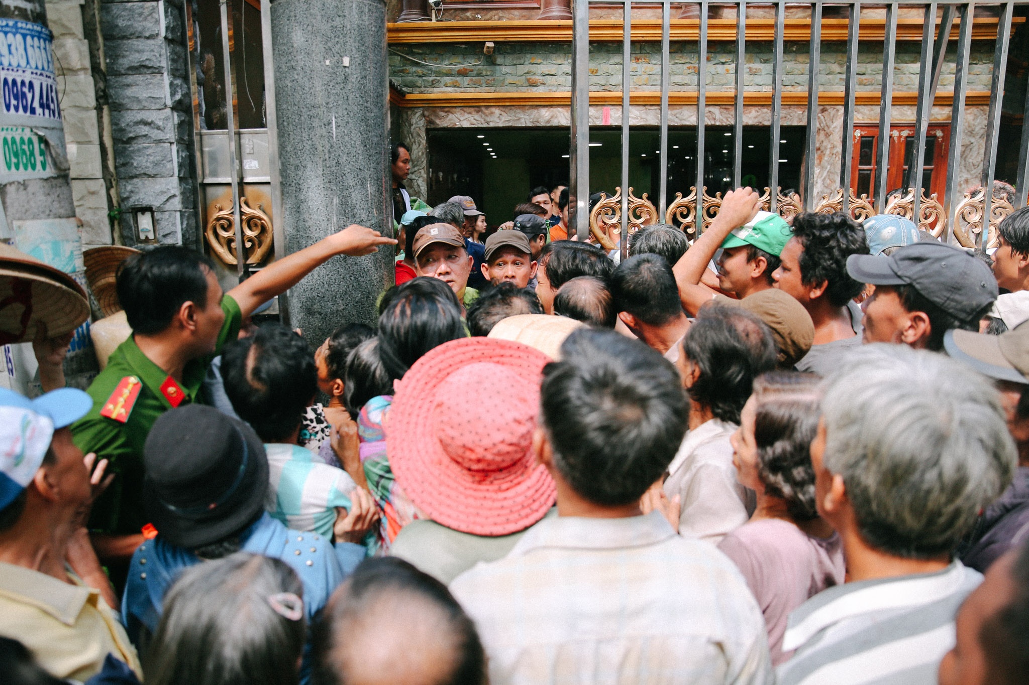 người dân chen lấn ở biệt thự Ngọc Sơn ảnh 2 nguoi dan chen lan o biet thu Ngoc Son anh 2