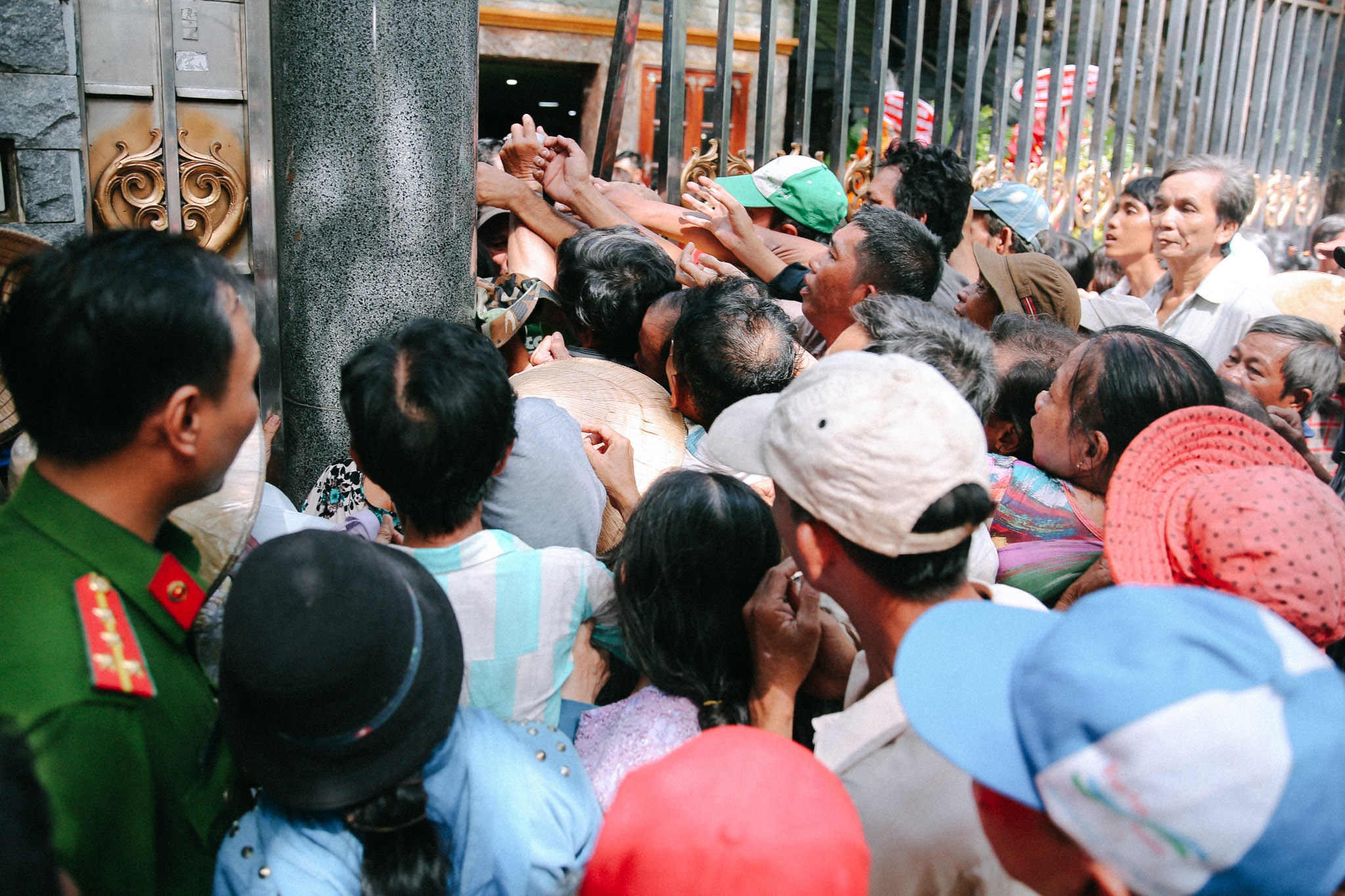 người dân chen lấn ở biệt thự Ngọc Sơn ảnh 7 nguoi dan chen lan o biet thu Ngoc Son anh 7