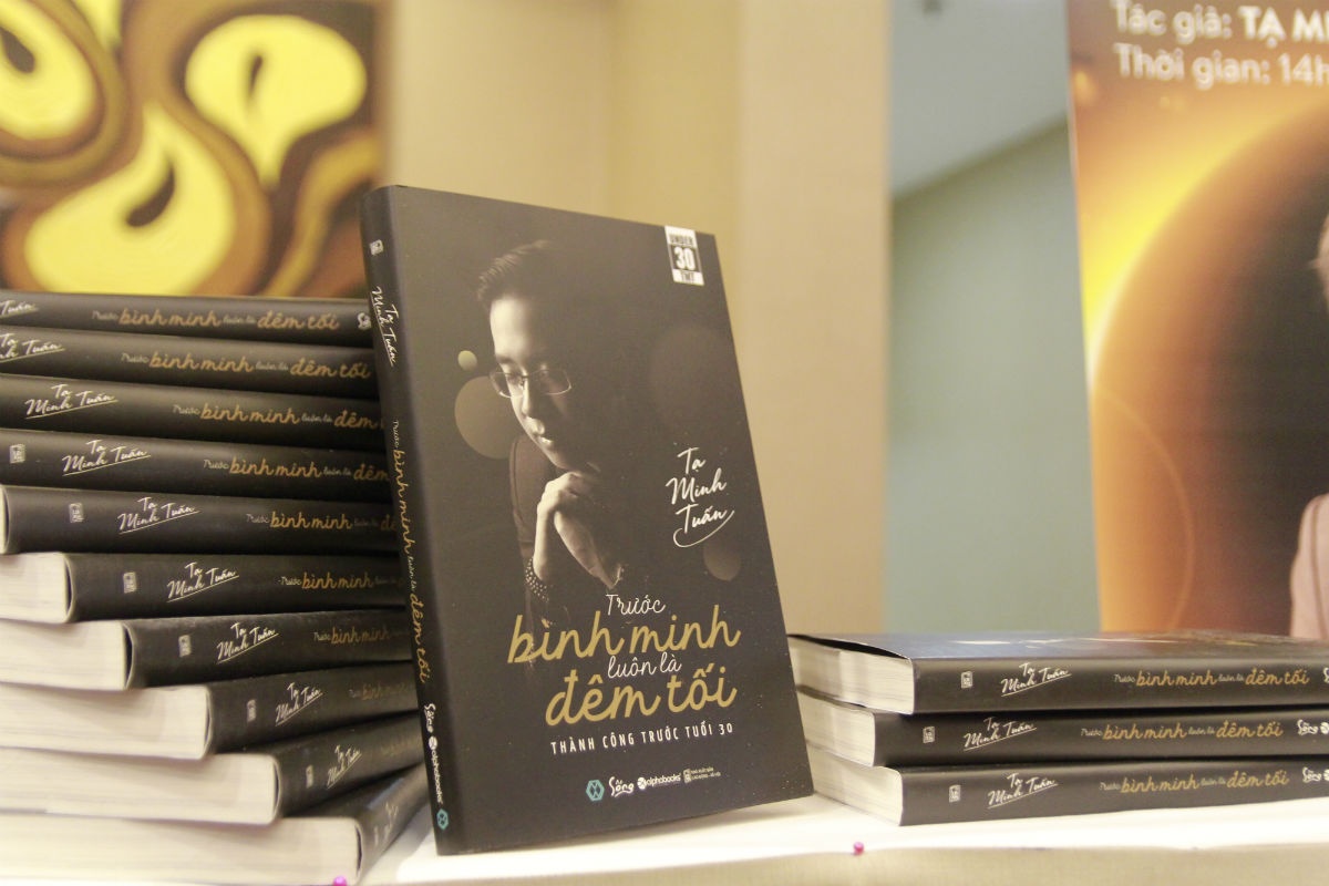 Ra mat sach Truoc binh minh luon la dem toi anh 2