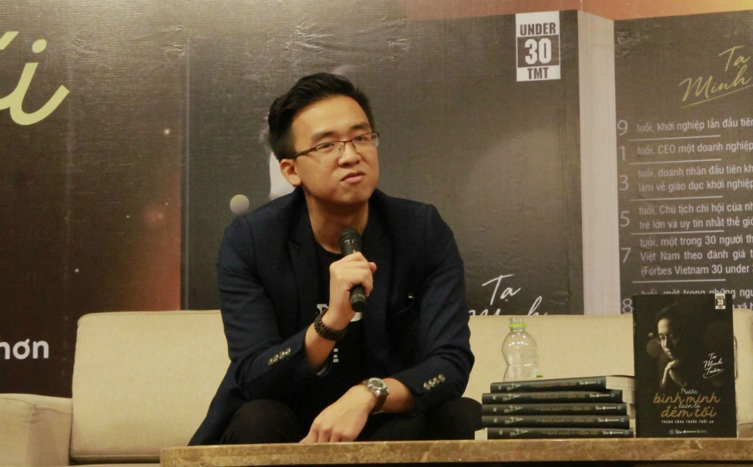 Ra mat sach Truoc binh minh luon la dem toi anh 1