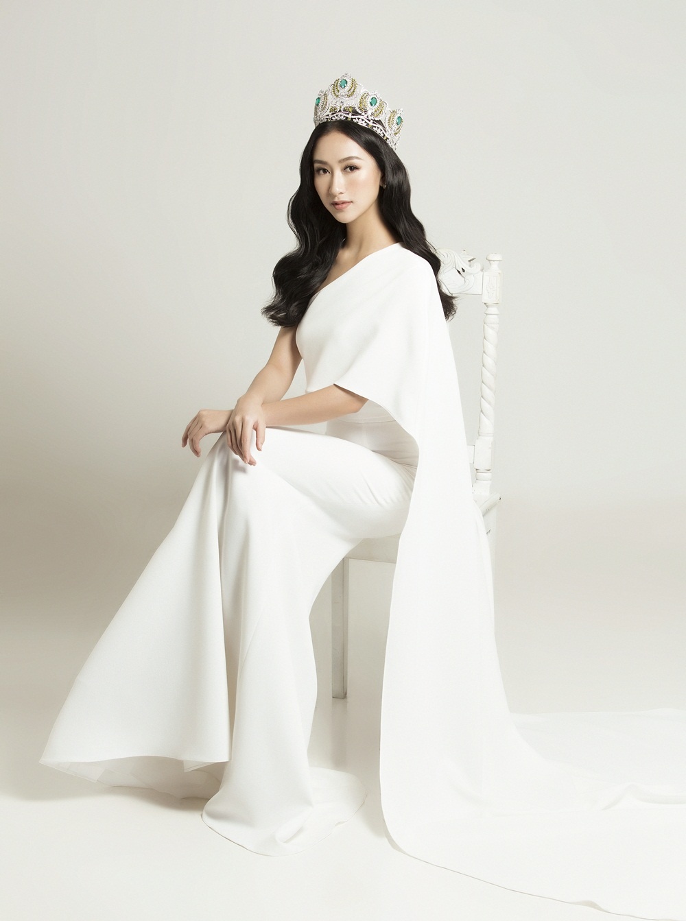 Ha Thu lam giam khao Hoa hau dai su du lich anh 1