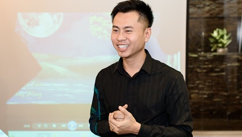 Duong Cam moi Dong Hung hat ca khuc Duong Hoang Yen tung the hien hinh anh