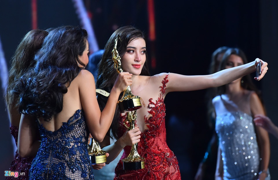 Huyen My phan doi giam khao Hoa hau Hoa Binh anh 2