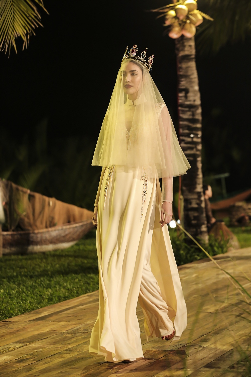 Trương Thị May hóa bà cụ trên sàn diễn ảnh 5 Truong Thi May hoa ba cu tren san dien anh 5