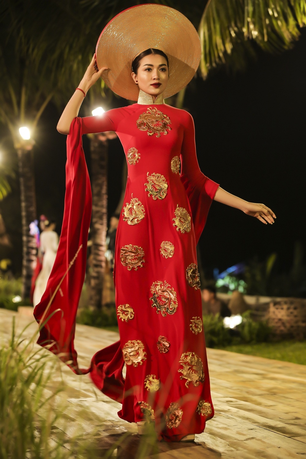 Trương Thị May hóa bà cụ trên sàn diễn ảnh 8 Truong Thi May hoa ba cu tren san dien anh 8