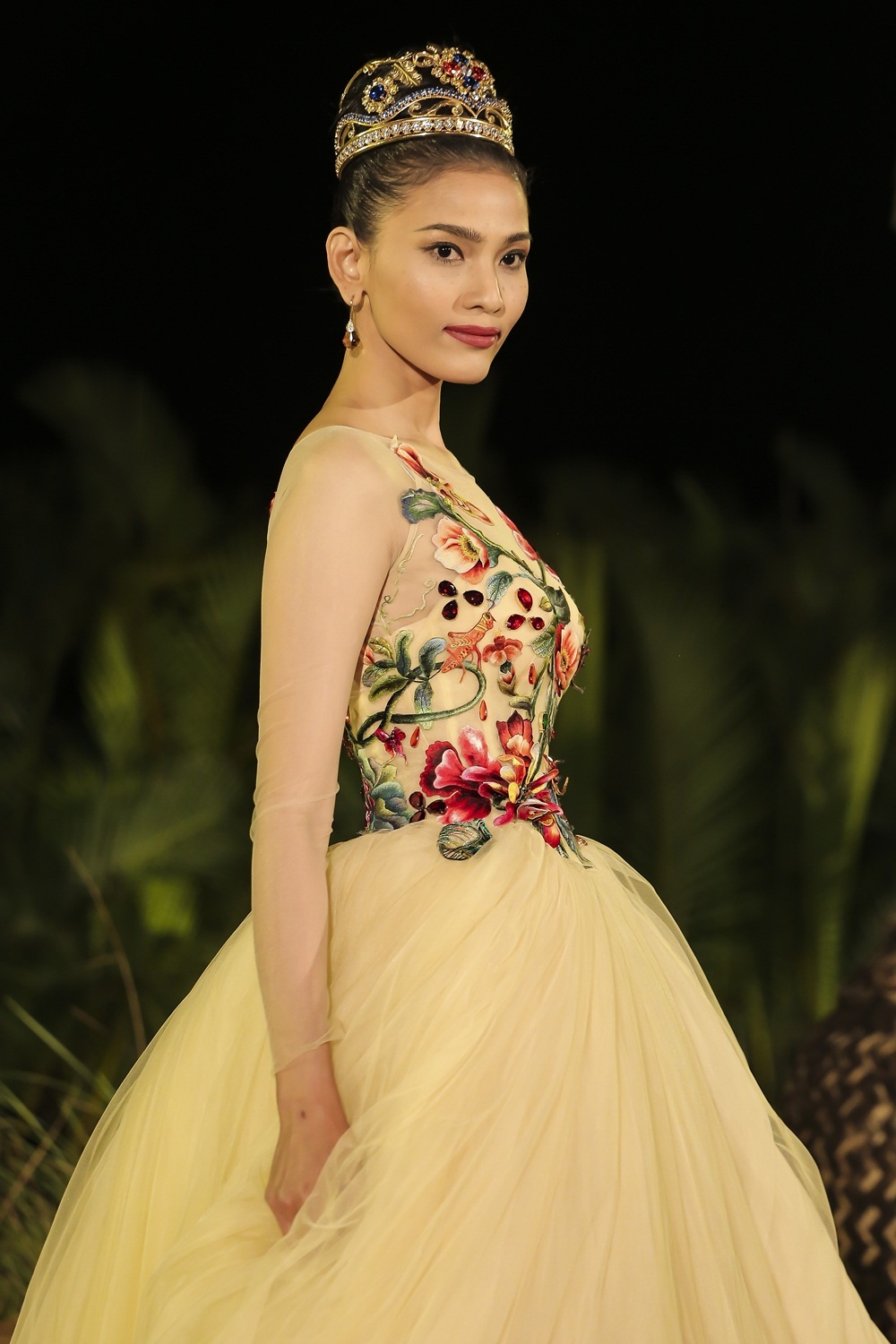 Trương Thị May hóa bà cụ trên sàn diễn ảnh 4 Truong Thi May hoa ba cu tren san dien anh 4