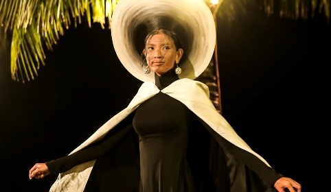 Truong Thi May hoa thanh ba cu 80 tuoi tren san catwalk hinh anh