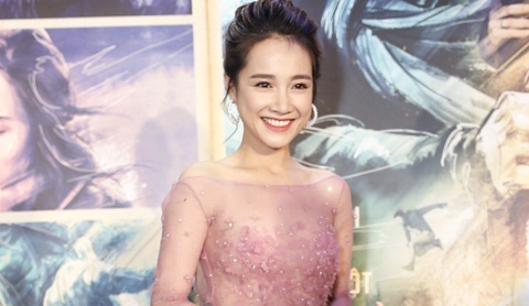 Nha Phuong ke chuyen phan doi dao dien Victor Vu tren phim truong hinh anh