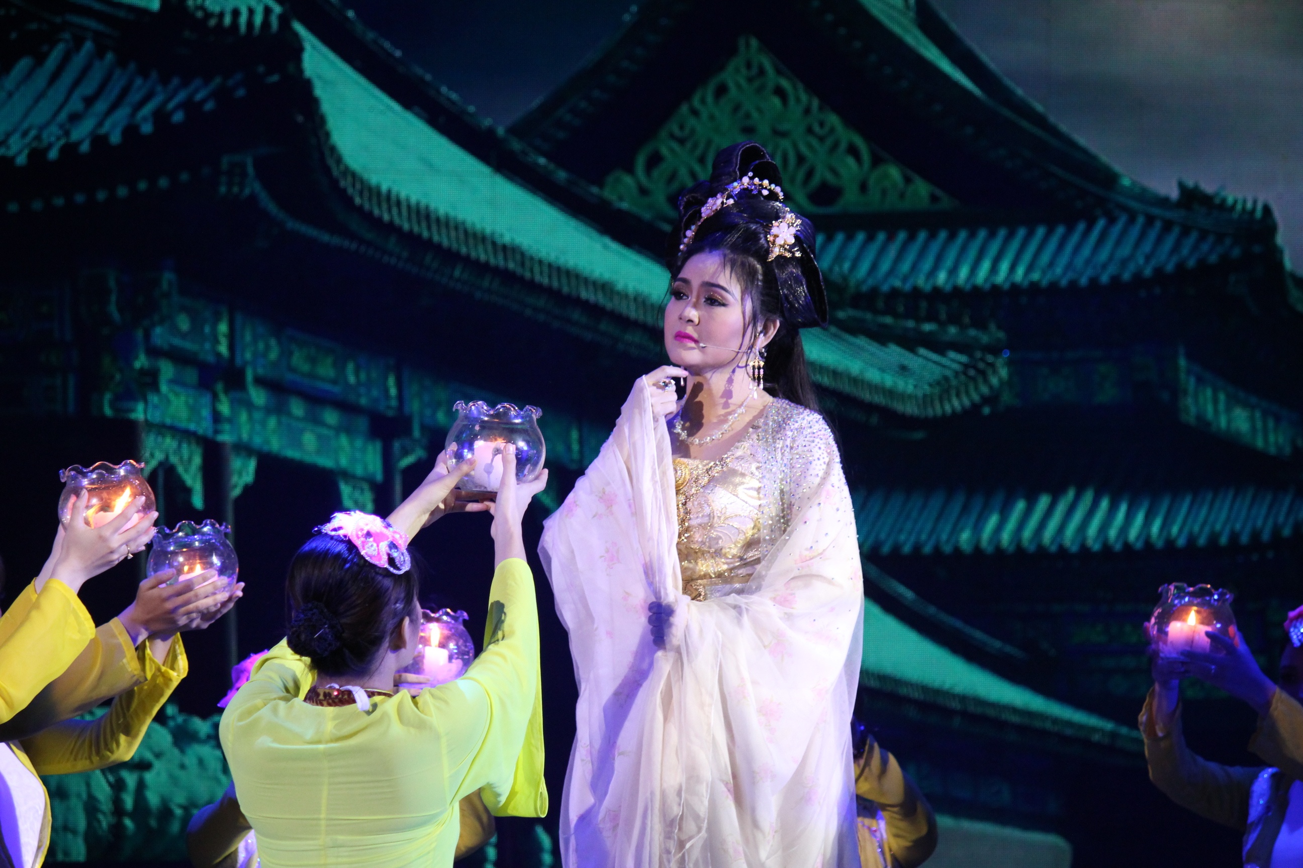 Ngoc Huyen tai hop Kim Tu Long anh 6