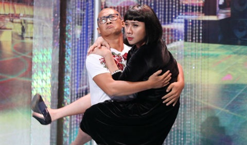 Tran Thanh lam ba chu san nhay, day Thien Vuong mua cot o On gioi hinh anh