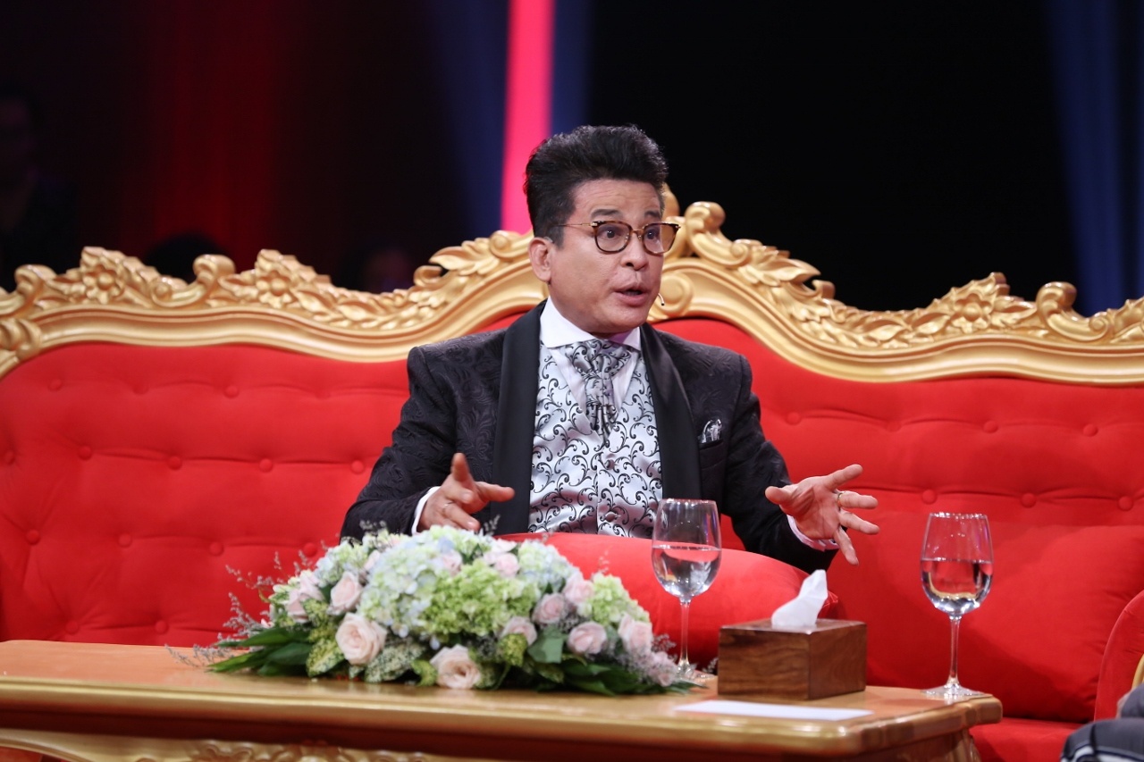 Thanh Bạch tự lấy kéo đâm mình ảnh 1 Thanh Bach tu lay keo dam minh anh 1