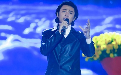 Phi Nhung che thi sinh hat Bolero giong Dan Nguyen, dien nhu robot hinh anh