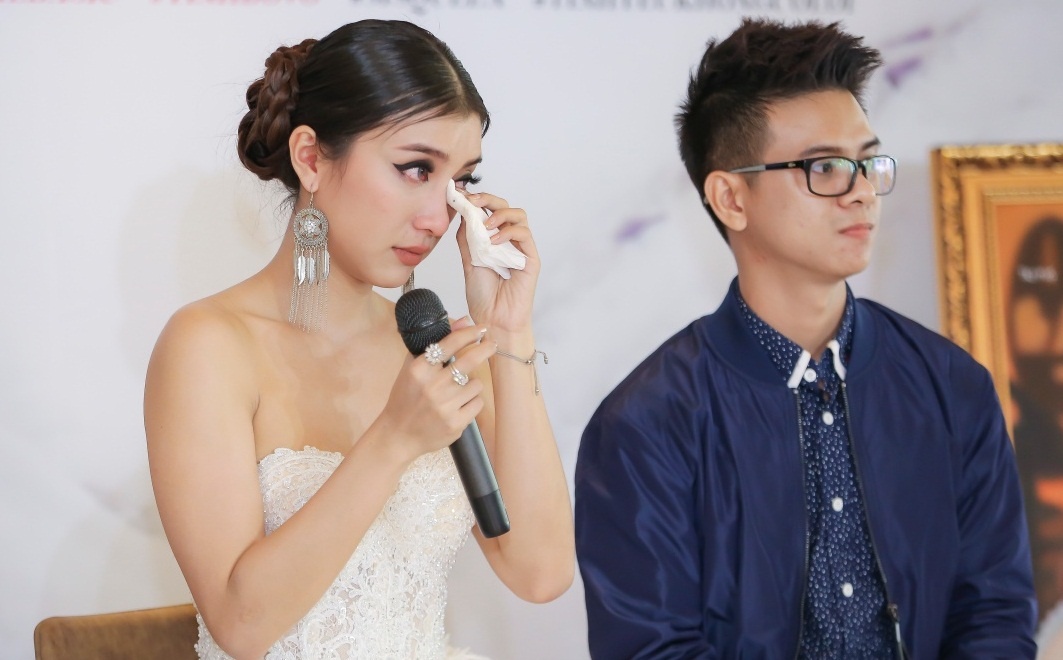 Tiêu Châu Như Quỳnh khóc ở họp báo ảnh 1 Tieu Chau Nhu Quynh khoc o hop bao anh 1