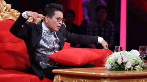 Thanh Bach tao dang van dong vien the hinh khi bi nga tu buc cao 1 m hinh anh