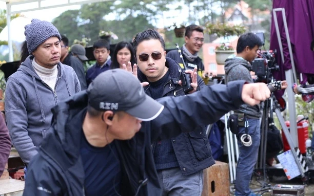 Nha Phuong hon Cuong Seven trong Loi Bao anh 8