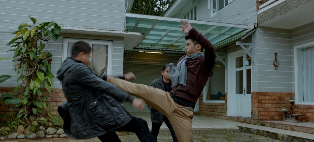 Nha Phuong hon Cuong Seven trong Loi Bao anh 12