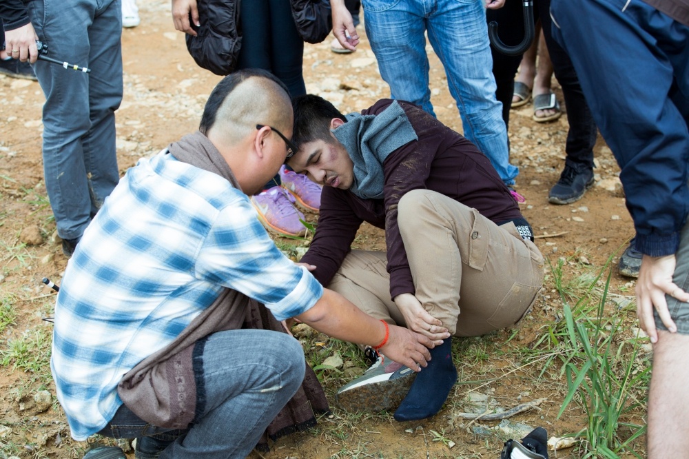 Nha Phuong hon Cuong Seven trong Loi Bao anh 13