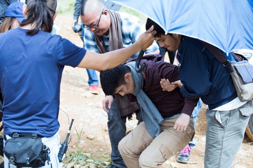 Nha Phuong hon Cuong Seven trong Loi Bao anh 14