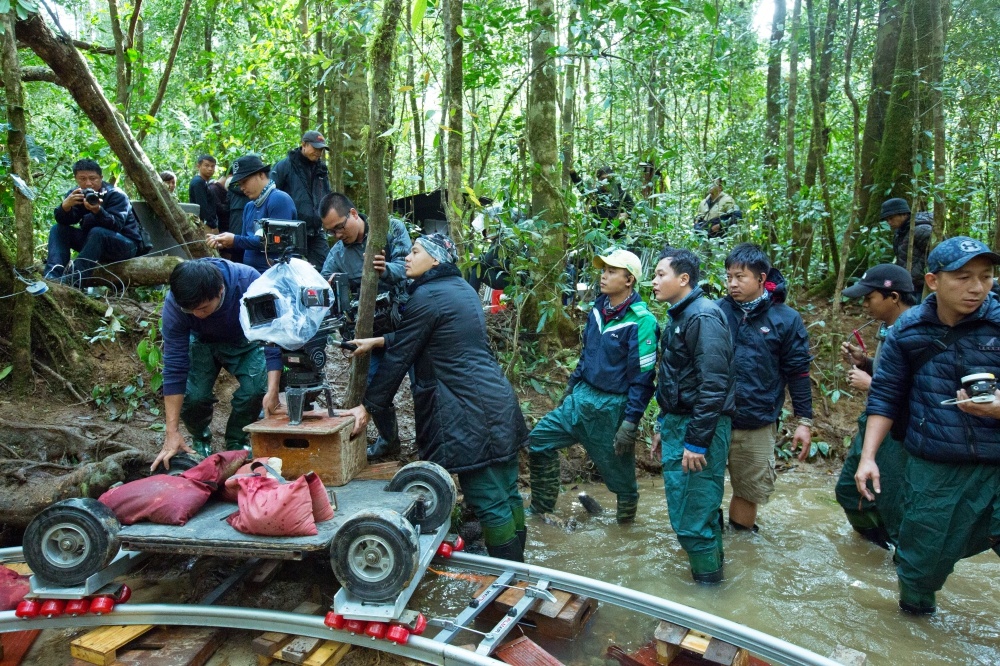 Nha Phuong hon Cuong Seven trong Loi Bao anh 9