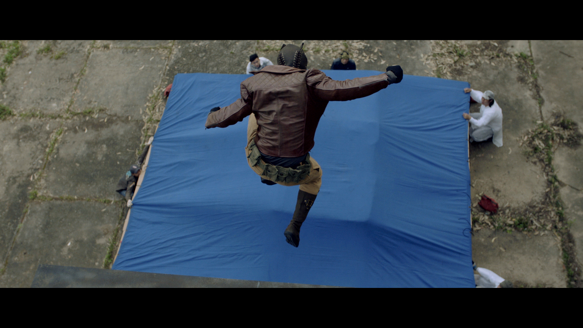 Nha Phuong hon Cuong Seven trong Loi Bao anh 10