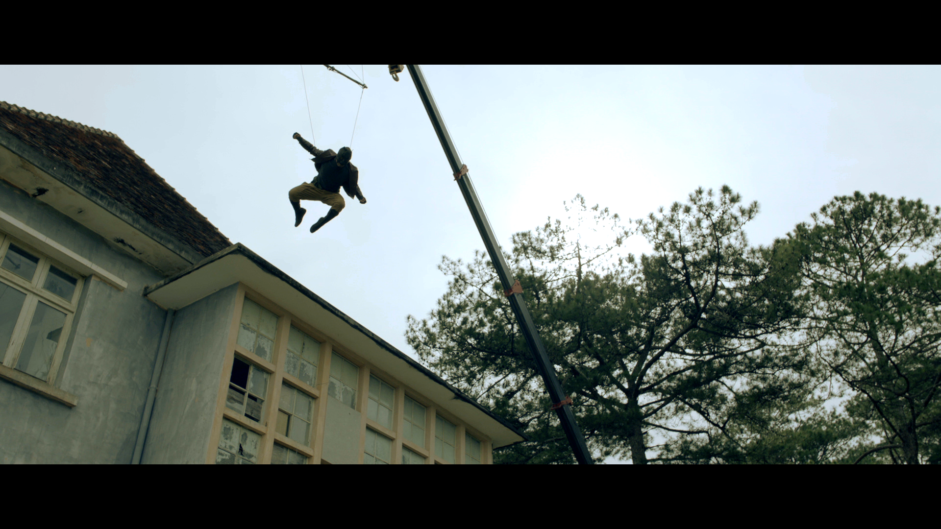 Nha Phuong hon Cuong Seven trong Loi Bao anh 11