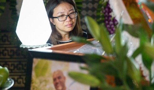 Ban gai khoc nuc no trong le tang dao dien 'Yeu di dung so' hinh anh