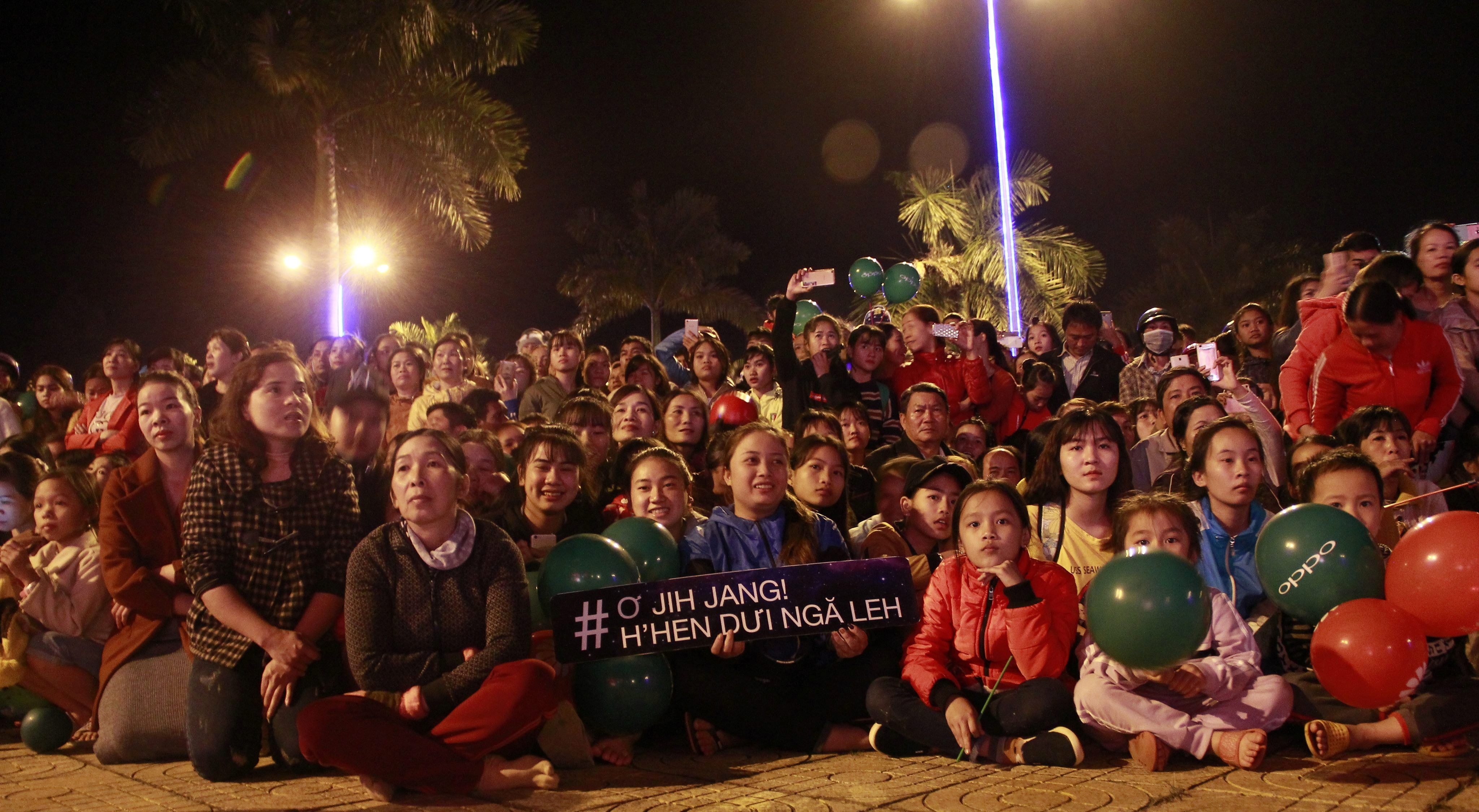 Hon 2.000 nguoi dan ngoi bet xuong dat giao luu voi Hoa hau H'Hen Nie hinh anh