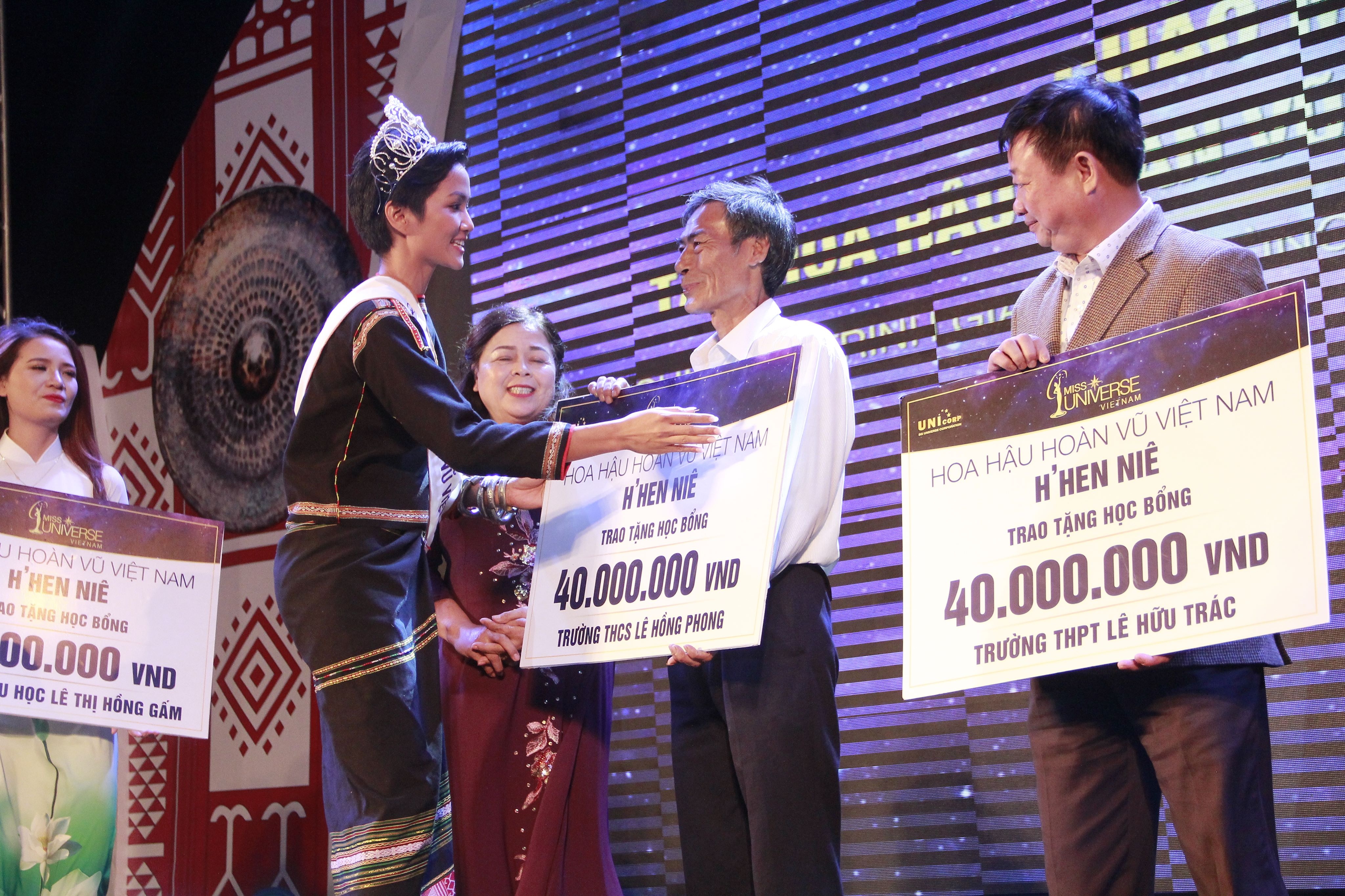 Hoa hậu H'Hen Niê về thăm buôn làng ảnh 3 Hoa hau H'Hen Nie ve tham buon lang anh 3