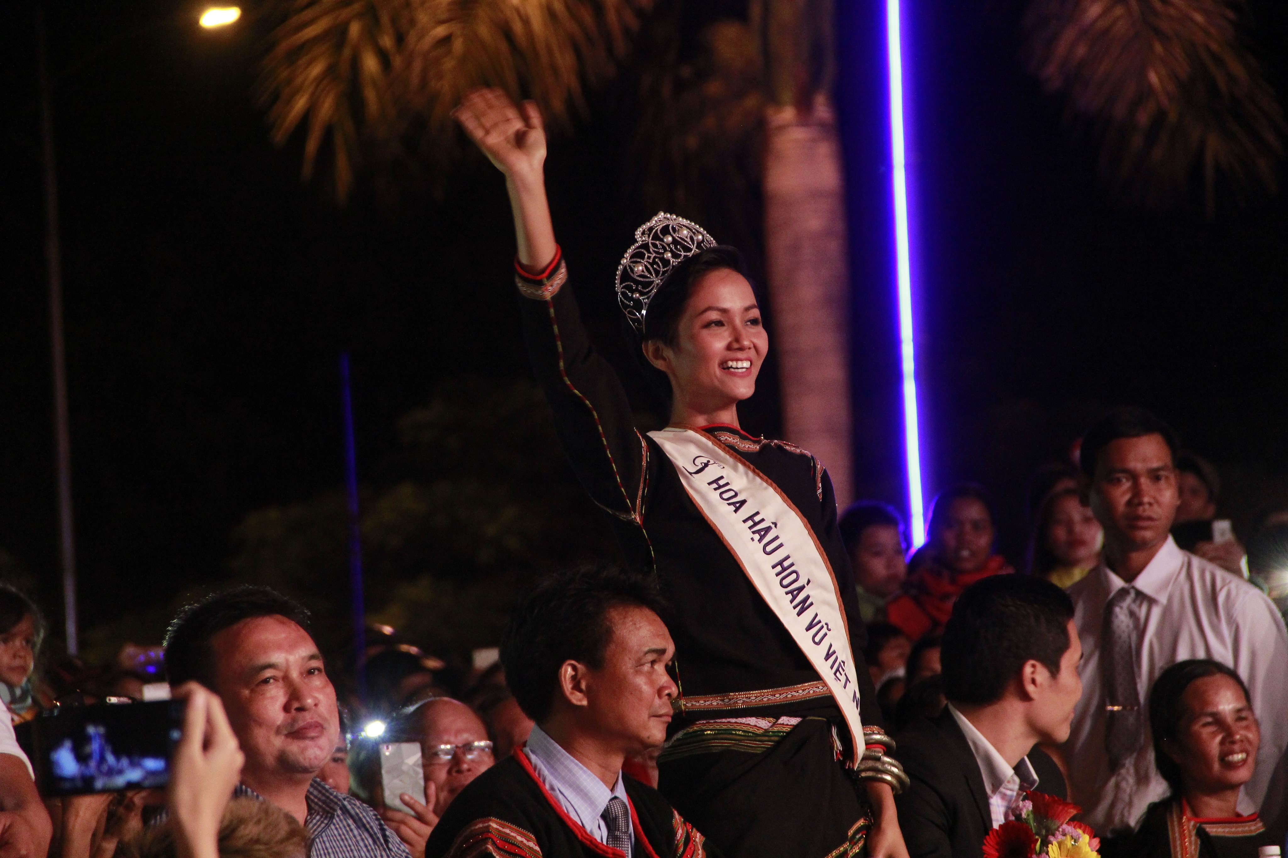 Hoa hậu H'Hen Niê về thăm buôn làng ảnh 1 Hoa hau H'Hen Nie ve tham buon lang anh 1