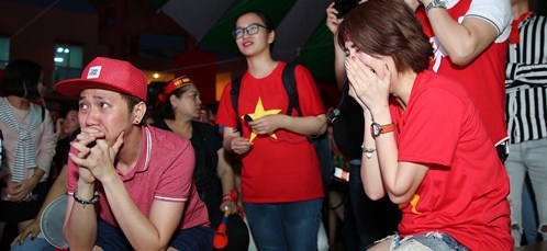 Nghe si Viet khoc, chet lang khi U23 Viet Nam thua o phut 119 hinh anh