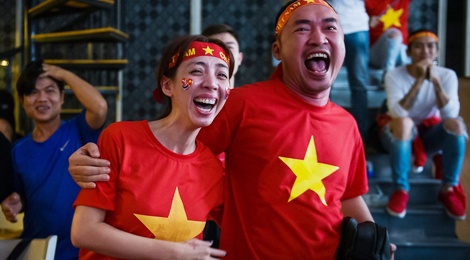 Clip dan sao Viet coi ao, ho het khi Quang Hai go hoa cho U23 Viet Nam hinh anh