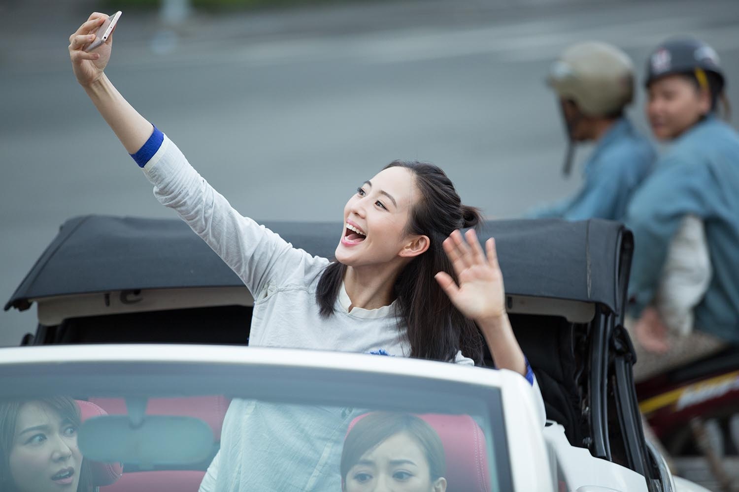 Trương Quân Ninh mặc áo dài trên phố Sài Gòn ảnh 2 Truong Quan Ninh mac ao dai tren pho Sai Gon anh 2