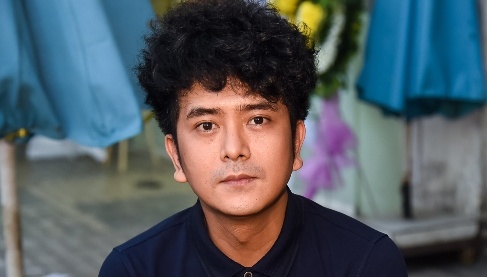 Hung Thuan va doan phim 'Dat phuong Nam' vieng Nguyen Hau dem 29 Tet hinh anh