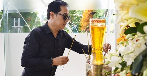 NSUT Thanh Loc toi thap huong, dua tien Nguyen Hau sang 30 Tet hinh anh